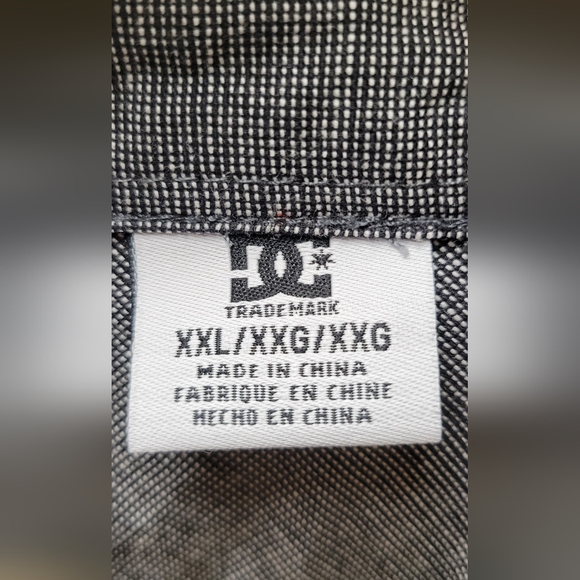 Men's DC casual button down shirt. - Picture 3 of 4